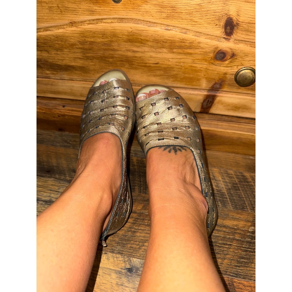 Sesto Meucci Gold Metallic Perforated Peep Toe Flat Sandals Back Zip Womens 8.5